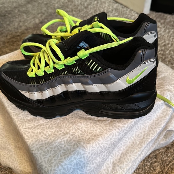 Air Max - Picture 2 of 2